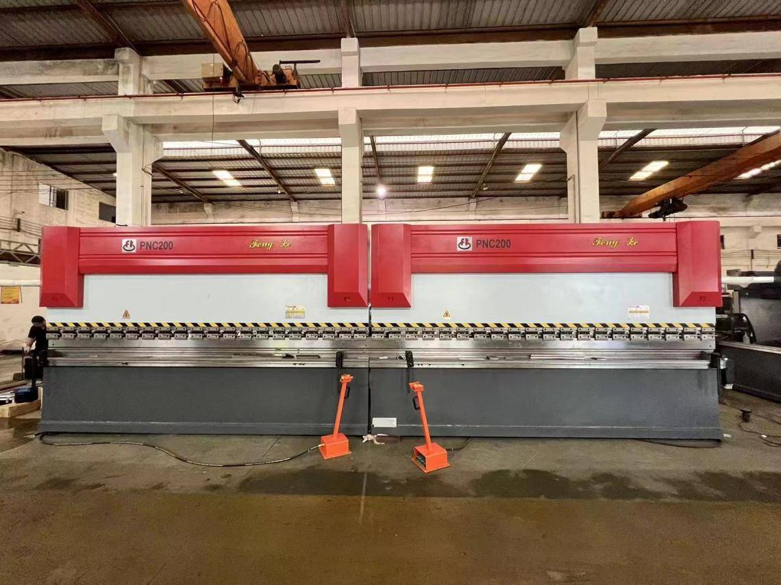 實現(xiàn)1+1＞2，豐科機械創(chuàng)新推出高效的雙機聯(lián)動折彎機 ? 